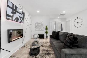 Abstract Luxe Themed 2 Bedroom Apartment Near Downtown Equipped with 1 King Bed, 1 Queen Bed and 2 Roll-out Twin Beds - Free Gated Parking